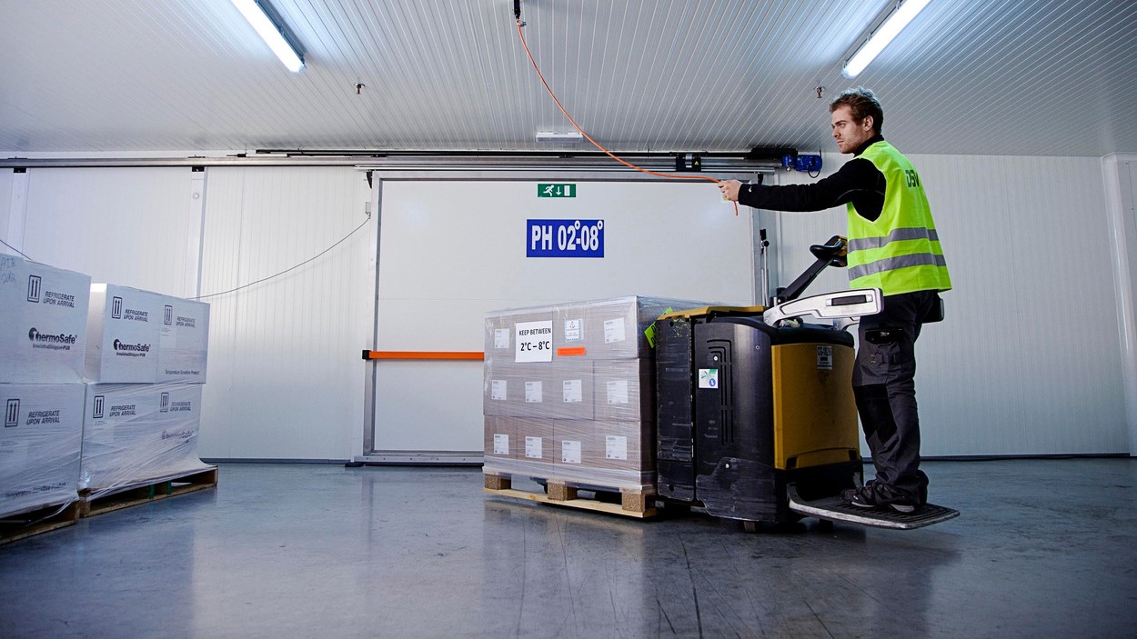 DSV medarbeider flytter temperaturkontrollert gods på terminal.